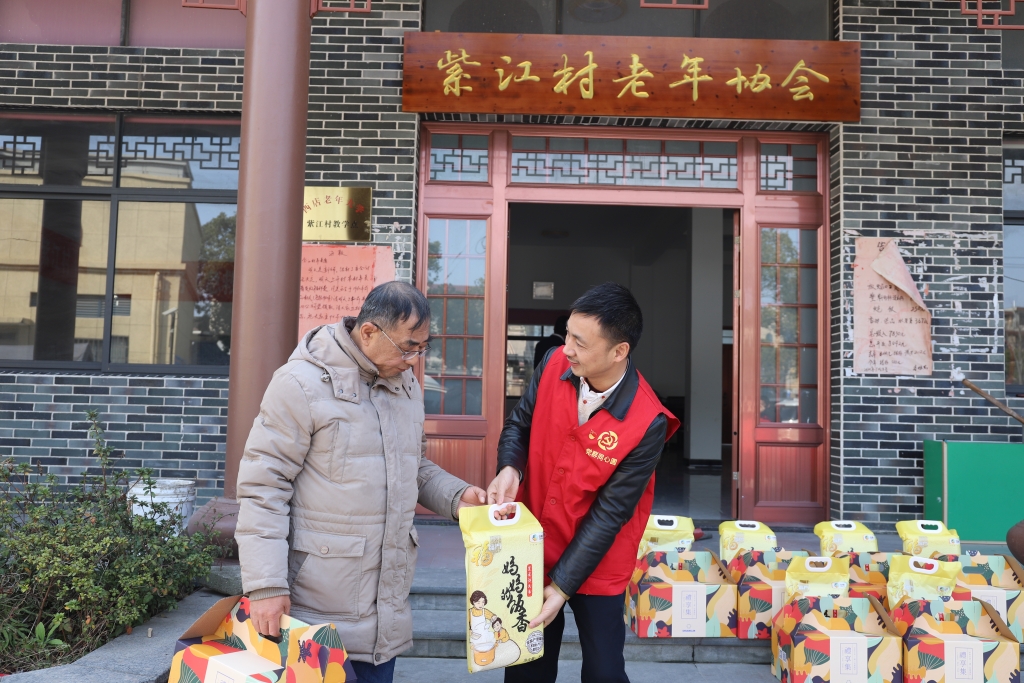 暖春意，敬老情-乐玩多年对峙慰问孤寡老人